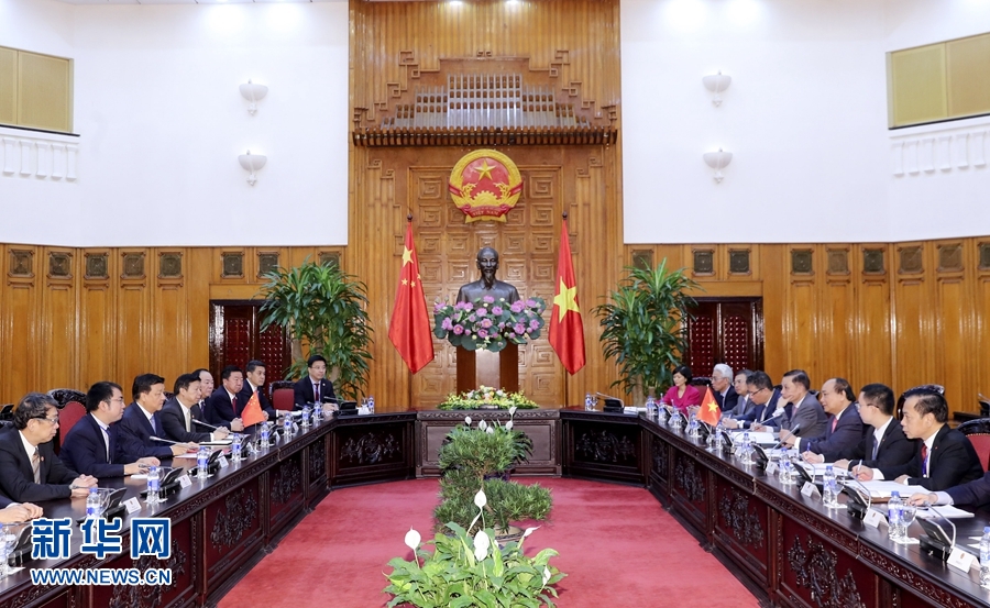 應越南共產(chǎn)黨邀請，中共中央政治局常委、中央書記處書記劉云山9月18日至19日對越南進行正式訪問。這是9月19日，劉云山在河內(nèi)會見越南總理阮春福。 新華社記者 丁林 攝