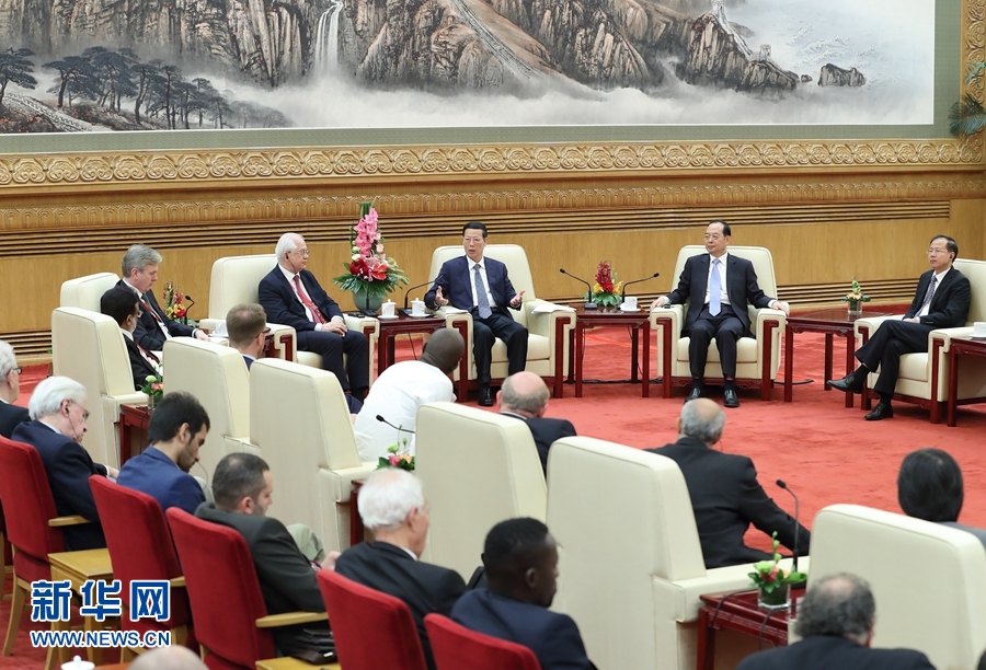 9月21日，中共中央政治局常委、國務(wù)院副總理張高麗在北京人民大會堂會見來華參加2017&ldquo;一帶一路&rdquo;媒體合作論壇的外方代表并回答大家關(guān)心的問題。新華社記者王曄攝 