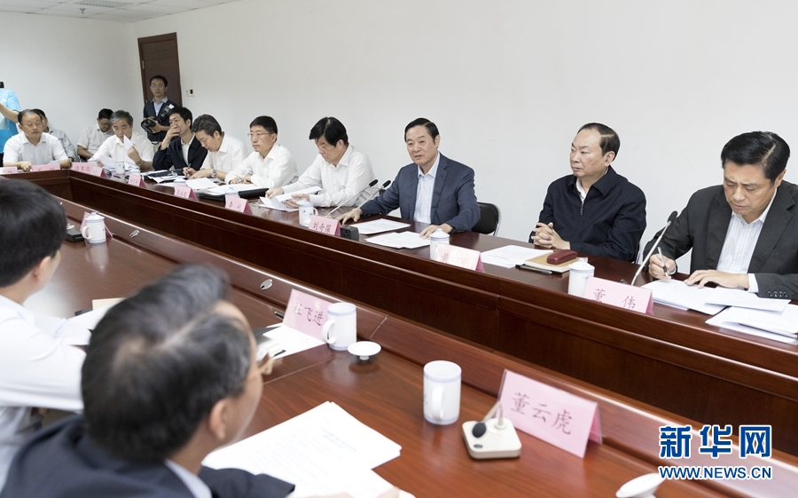 9月22日，中共中央政治局委員、中央書(shū)記處書(shū)記、中宣部部長(zhǎng)劉奇葆在北京調(diào)研京劇像音像工程情況。這是劉奇葆與有關(guān)方面負(fù)責(zé)同志座談交流。新華社記者 丁海濤 攝