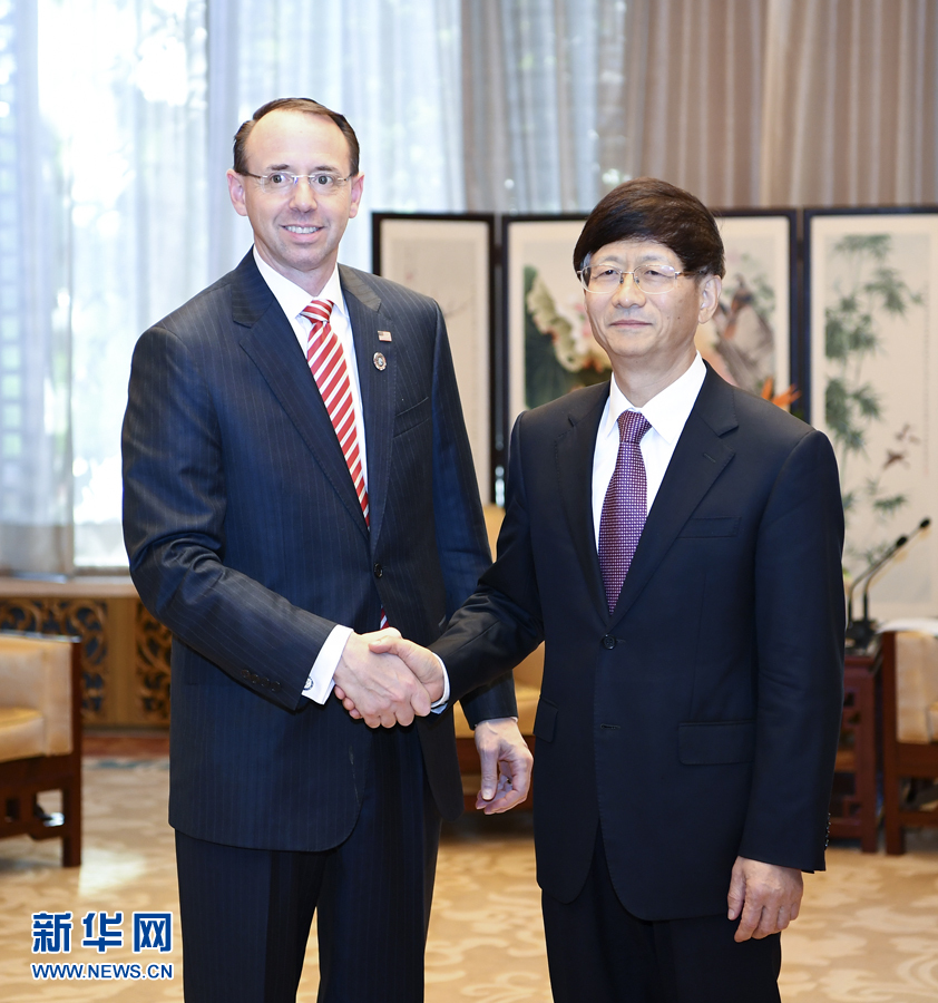 9月26日，中共中央政治局委員、中央政法委書記孟建柱在北京會(huì)見來華出席國(guó)際刑警組織第86屆全體大會(huì)的美國(guó)司法部常務(wù)副部長(zhǎng)羅森斯坦。新華社記者 張領(lǐng) 攝