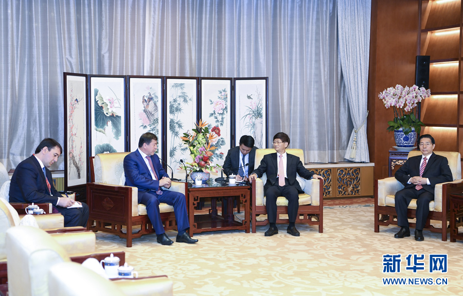 9月26日，中共中央政治局委員、中央政法委書記孟建柱在北京會(huì)見來華出席國(guó)際刑警組織第86屆全體大會(huì)的塔吉克斯坦內(nèi)務(wù)部長(zhǎng)拉希姆佐達(dá)。國(guó)務(wù)委員、公安部部長(zhǎng)郭聲琨參加有關(guān)會(huì)見。新華社記者 張領(lǐng) 攝
