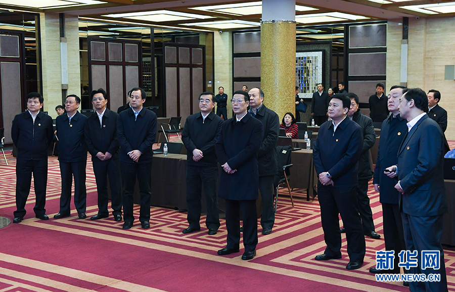 11月14日至15日，國務(wù)院副總理張高麗在黑龍江調(diào)研。這是11月14日，張高麗到黑龍江糧食交易市場了解糧食生產(chǎn)和銷售、糧食產(chǎn)品深加工、政策性儲糧去庫存等工作。 新華社記者 高潔 攝