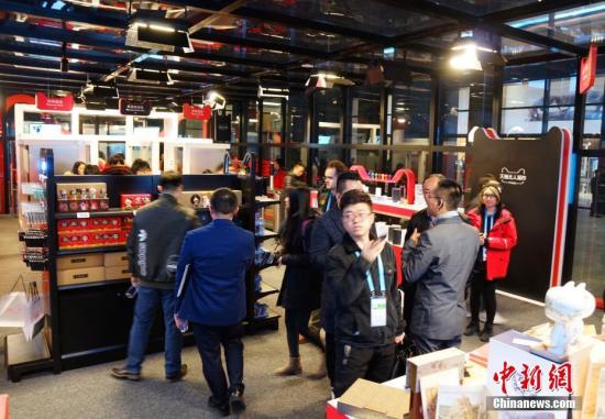 走進&ldquo;互聯(lián)網(wǎng)之光&rdquo;博覽會，無人超市是本次展會最大的熱點，顧客可用二維碼進入超市，實現(xiàn)全自動購物。