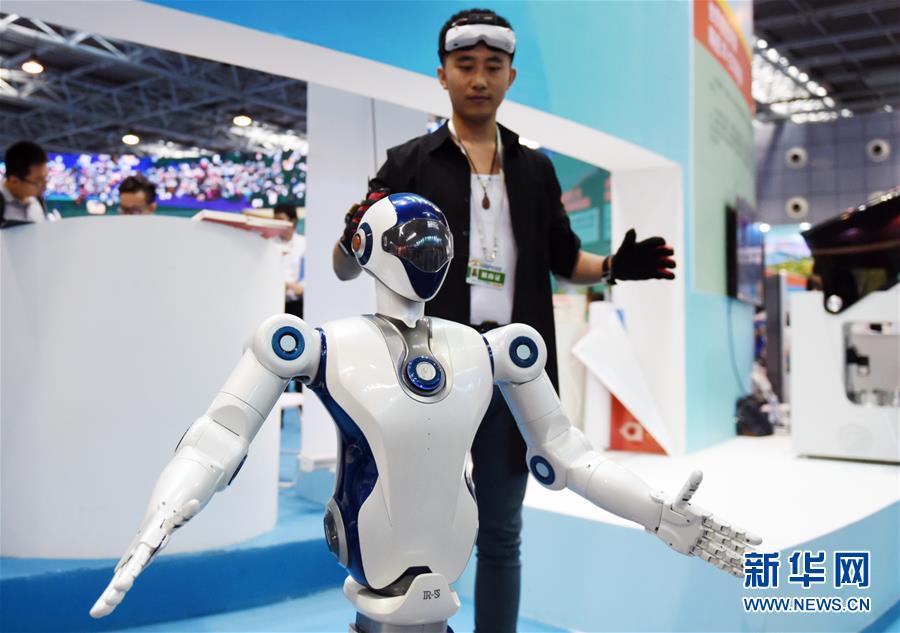 （新華全媒頭條&middot;圖文互動(dòng)）（5）領(lǐng)航新時(shí)代中國(guó)經(jīng)濟(jì)航船&mdash;&mdash;從中央財(cái)經(jīng)領(lǐng)導(dǎo)小組會(huì)議看以習(xí)近平同志為核心的黨中央駕馭中國(guó)經(jīng)濟(jì)