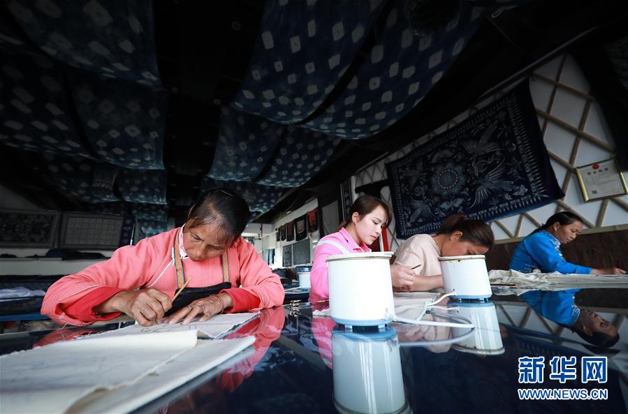 （社會）（4）貴州丹寨：&ldquo;指尖經濟&rdquo;繪制脫貧藍圖