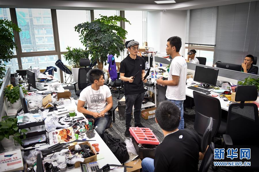 (新華全媒頭條·壯闊東方潮 奮進(jìn)新時(shí)代——慶祝改革開放40年·圖文互動(dòng))(7)從追趕時(shí)代到引領(lǐng)時(shí)代——從深圳發(fā)展奇跡看中國改革開放40年