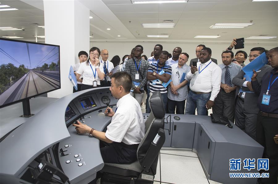 （社會(huì)）（1）13國&ldquo;老外&rdquo;進(jìn)&ldquo;高鐵駕校&rdquo;