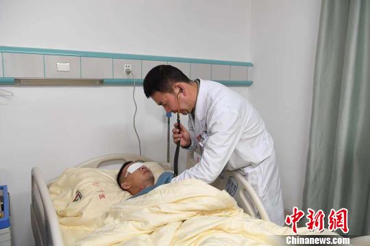 圖為醫(yī)生為杜富國檢查?！⌒が?攝