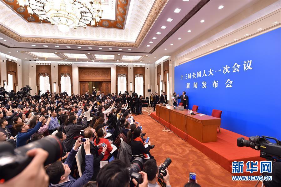 （兩會&middot;XHDW）（1）十三屆全國人大一次會議舉行新聞發(fā)布會 