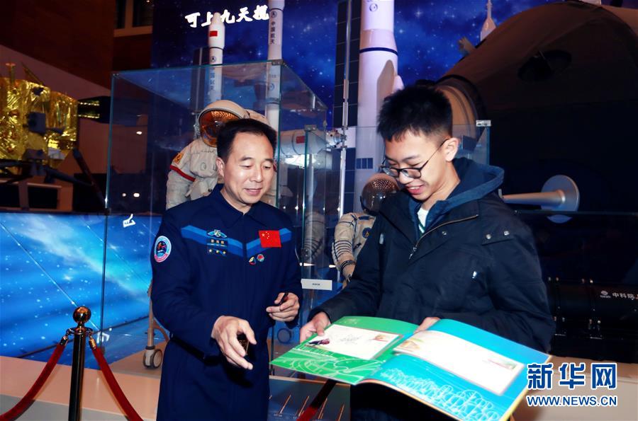 (圖文互動)(1)“偉大的變革——慶祝改革開放40周年大型展覽”迎來寒假參觀熱潮 現(xiàn)場觀眾人數突破300萬