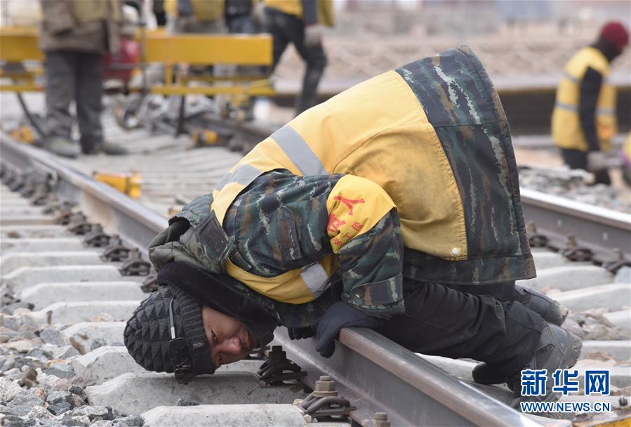 (新華全媒頭條·圖文互動(dòng))(7)他們是比鋼鐵還硬的漢子——天路之巔看不見(jiàn)的“軌枕”