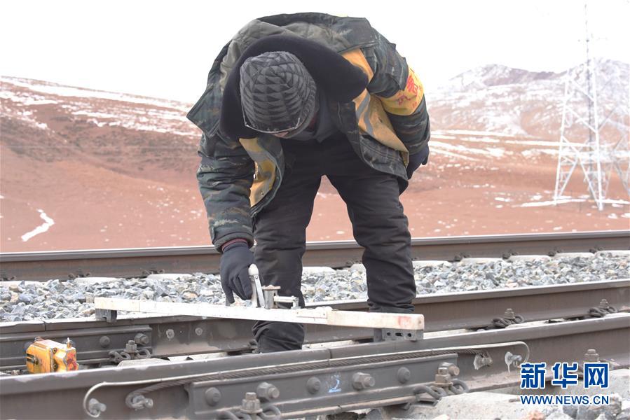 (新華全媒頭條·圖文互動(dòng))(6)他們是比鋼鐵還硬的漢子——天路之巔看不見(jiàn)的“軌枕”