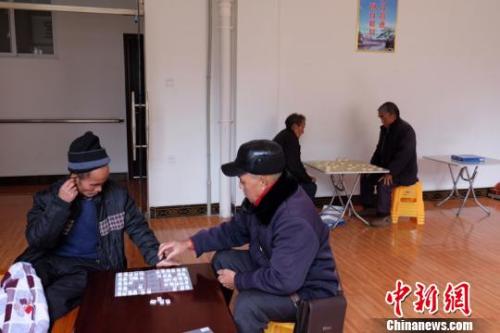 資料圖：老人們在下棋。徐學(xué)練 攝。
