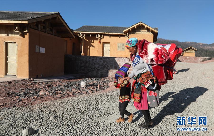 （兩會(huì)前夕看落實(shí)&middot;圖文互動(dòng)）（5）&ldquo;飛針走線&rdquo;&ldquo;繡&rdquo;出小康畫卷&mdash;&mdash;四川落實(shí)習(xí)近平總書記全國(guó)兩會(huì)重要講話精神紀(jì)實(shí)