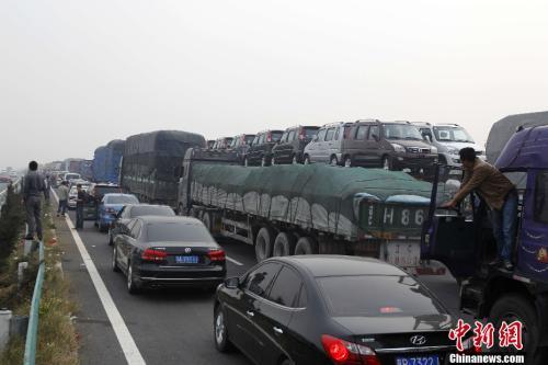 資料圖：高速擁堵不堪。<a target='_blank' ><p  align=