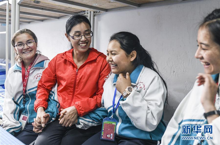 (新華全媒頭條·圖文互動)(5)大漠小城的別樣青春——記內(nèi)地青年學子扎根新疆且末教書育人