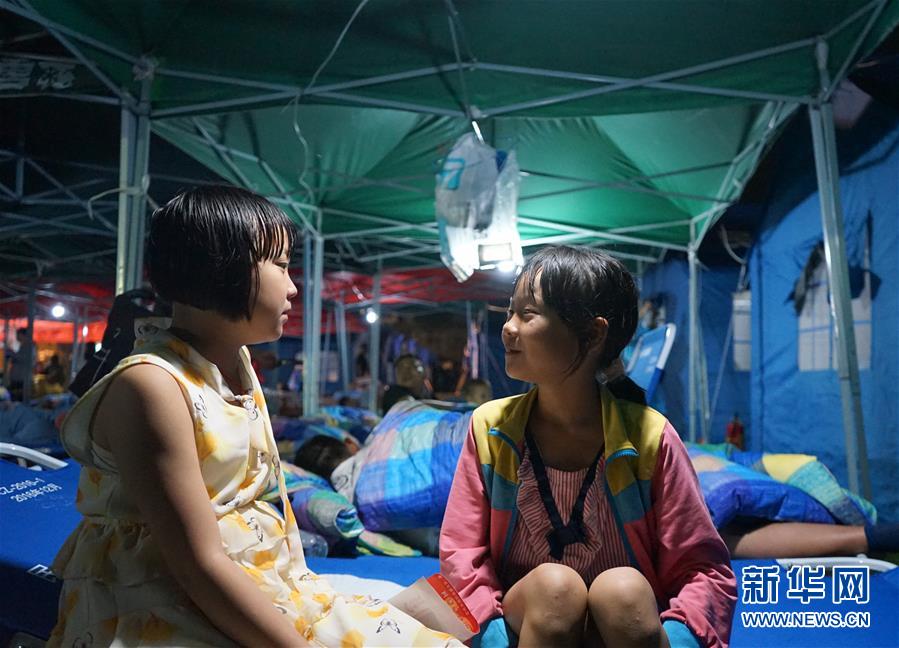 （長(zhǎng)寧地震&middot;圖文互動(dòng)）（1）夜訪雙河中學(xué)安置點(diǎn)