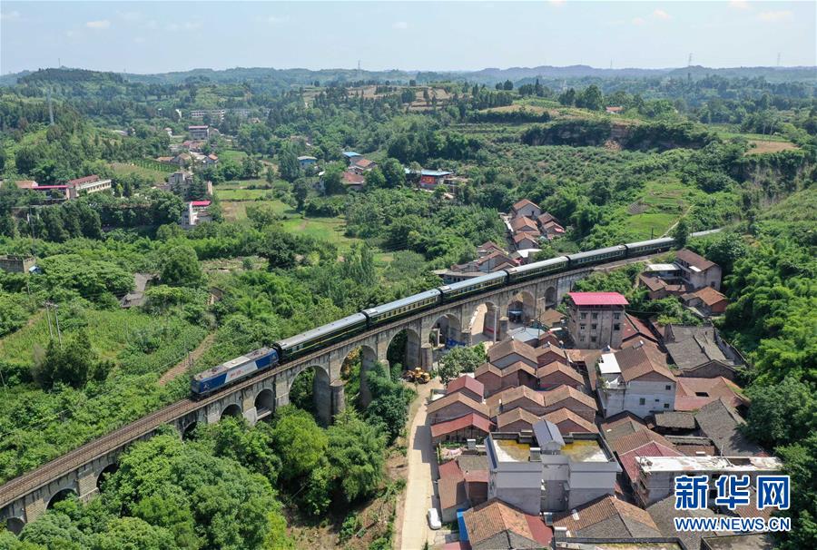 （壯麗70年&middot;奮斗新時(shí)代&mdash;&mdash;共和國(guó)發(fā)展成就巡禮）（3）人暢其行、貨暢其流&mdash;&mdash;共和國(guó)交通運(yùn)輸業(yè)發(fā)展成就巡禮