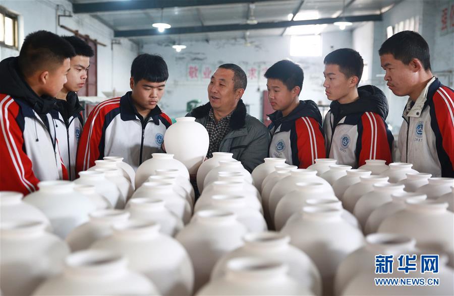 （壯麗70年&middot;奮斗新時(shí)代&mdash;&mdash;共和國(guó)發(fā)展成就巡禮&middot;圖文互動(dòng)）（3）優(yōu)先發(fā)展 奠基未來&mdash;&mdash;共和國(guó)教育事業(yè)發(fā)展成就巡禮