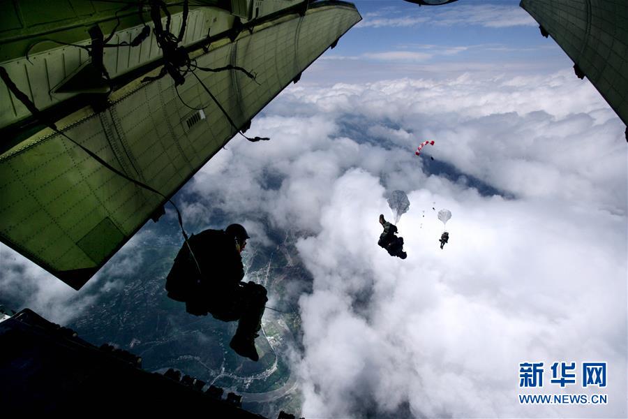 （新華全媒頭條&middot;人民空軍70年&middot;圖文互動(dòng)）（12）陽光照耀奮飛的航程&mdash;&mdash;黨中央、中央軍委和習(xí)主席關(guān)心人民空軍建設(shè)發(fā)展紀(jì)實(shí)