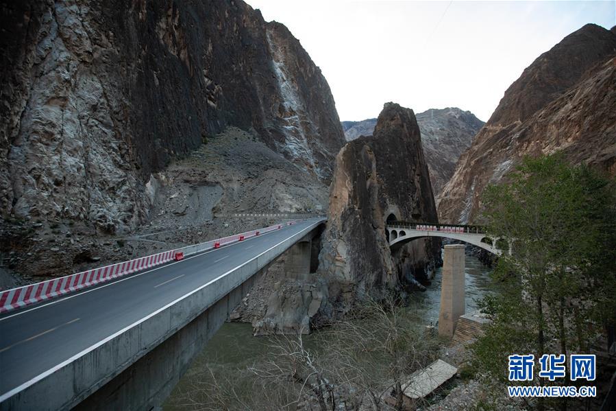 （新華全媒頭條&middot;圖文互動(dòng)）（8）格?；ㄩ_滿天路&mdash;&mdash;寫在川藏公路通車65周年之際