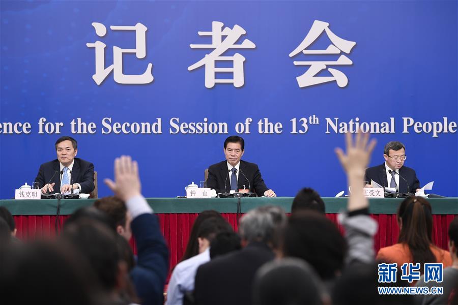 （兩會&middot;XHDW）（11）商務(wù)部部長鐘山等就&ldquo;促進(jìn)形成強大國內(nèi)市場 推動全方位對外開放&rdquo;答記者問