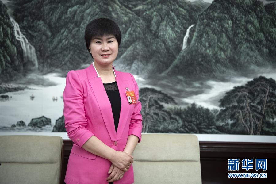 (兩會·圖片故事)(10)全國人大代表馬恒燕:讓城鄉(xiāng)學(xué)生共享“互聯(lián)網(wǎng)+教育”優(yōu)質(zhì)資源