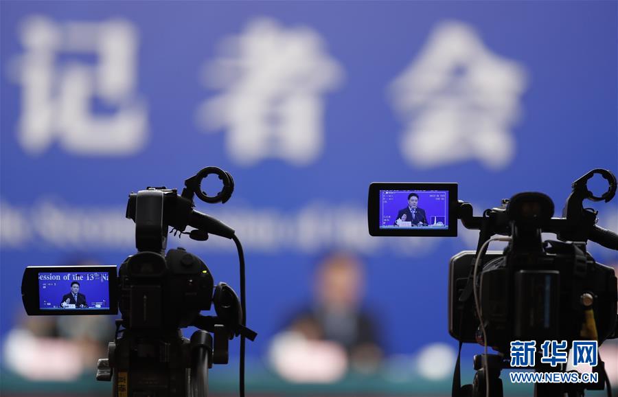 （兩會&middot;XHDW）（14）最高人民法院審判委員會副部級專職委員劉貴祥等就&ldquo;攻堅&lsquo;基本解決執(zhí)行難&rsquo;&rdquo;答記者問