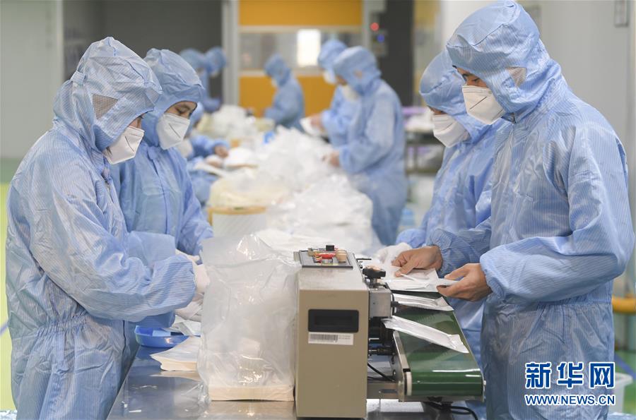 (聚焦疫情防控)(11)我國口罩日產(chǎn)能產(chǎn)量雙雙突破1億只
