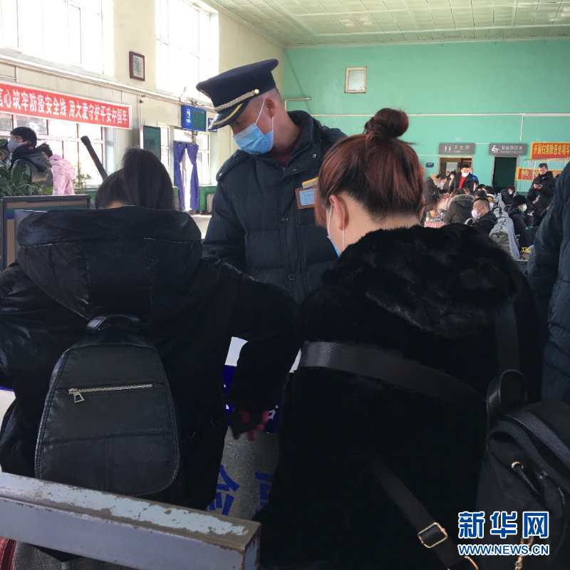 （新華網(wǎng)&middot;圖文互動）（2）疫情下，小站鐵路安檢員收獲10多萬粉絲