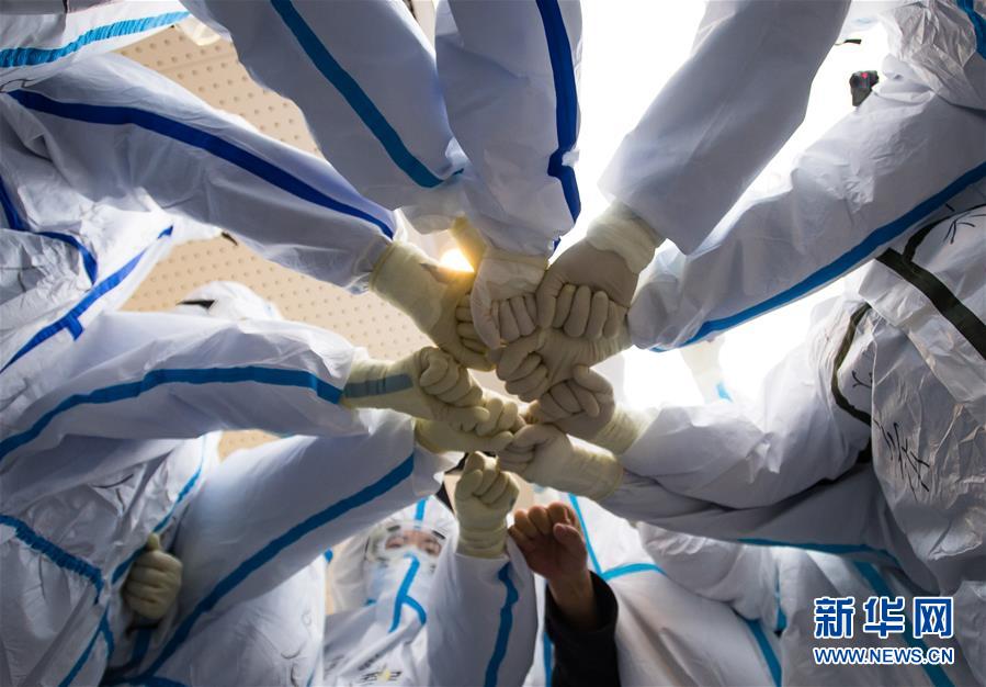 (新華全媒頭條·在習(xí)近平新時(shí)代中國(guó)特色社會(huì)主義思想指引下——新時(shí)代新作為新篇章·圖文互動(dòng))(2)同心戰(zhàn)“疫”彰顯人民至上——各地各部門貫徹落實(shí)習(xí)近平總書記重要指示精神統(tǒng)籌推進(jìn)疫情防控和經(jīng)濟(jì)社會(huì)發(fā)展