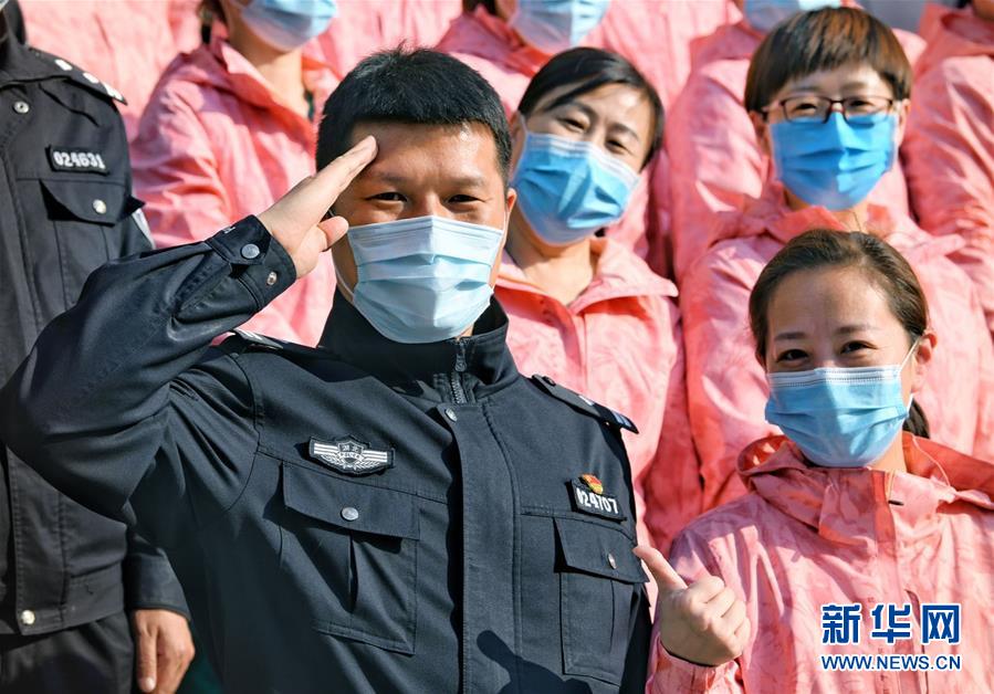 （習近平致敬的戰(zhàn)&ldquo;疫&rdquo;英雄&middot;公安干警篇&middot;圖文互動）（1）他們，抗疫一線鑄警魂