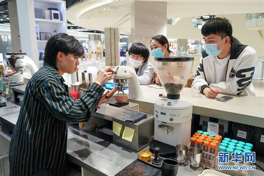 （圖文互動(dòng)）（1）&ldquo;觸網(wǎng)&rdquo;直播間 引領(lǐng)&ldquo;小眾圈&rdquo;&mdash;&mdash;新興職業(yè)青年的初心與匠心