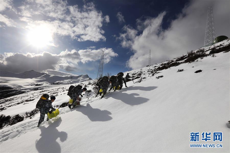 （圖文互動(dòng)）（1）特寫(xiě)：山再高，也要把給養(yǎng)送上去！