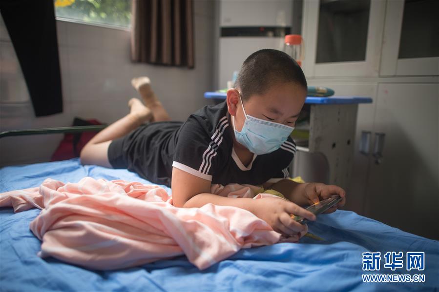 (防汛抗洪·圖文互動)(1)為人民生命安全撐起“安全傘”——湖北緊急轉(zhuǎn)移安置受災(zāi)群眾速寫