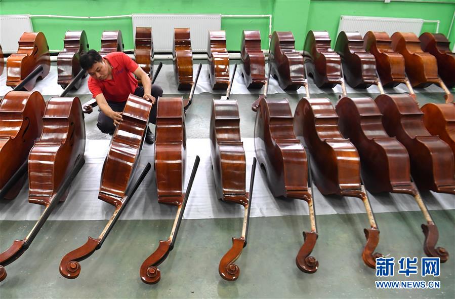 （走向我們的小康生活&middot;圖文互動(dòng)）（2）放下鋤頭，卻撥動(dòng)命運(yùn)的琴弦