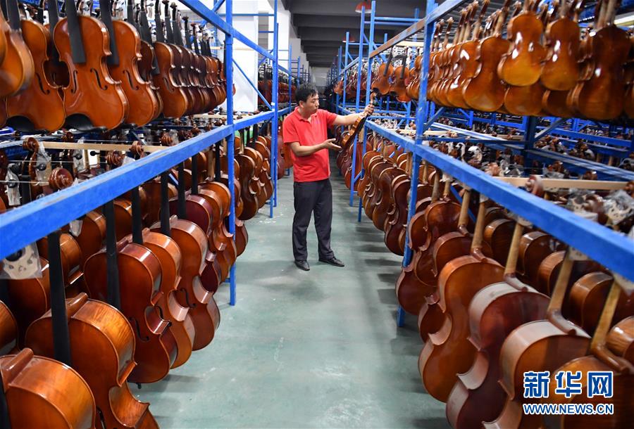 （走向我們的小康生活&middot;圖文互動(dòng)）（3）放下鋤頭，卻撥動(dòng)命運(yùn)的琴弦