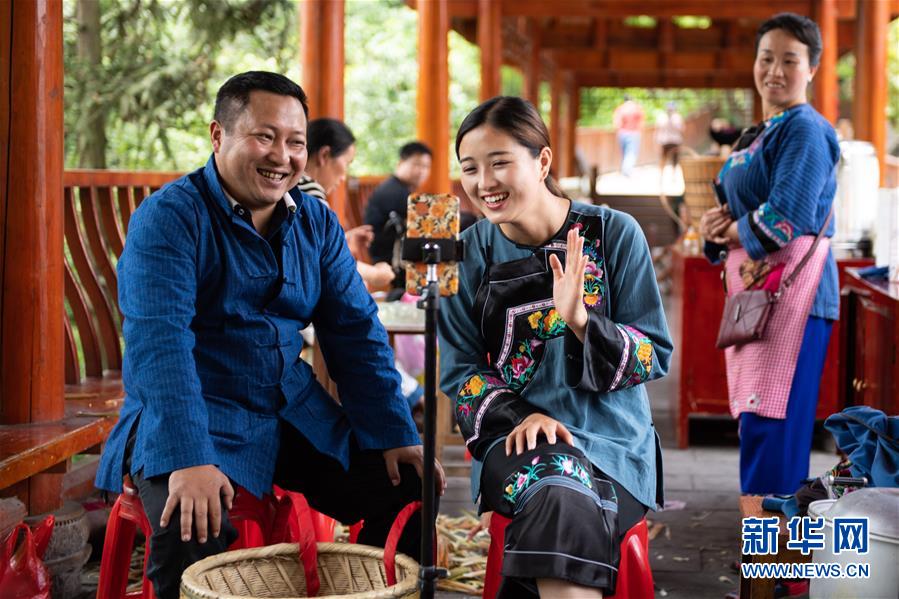 （新華全媒頭條&middot;走向我們的小康生活&middot;圖文互動(dòng)）（10）那山，那人，那苗寨&mdash;&mdash;十八洞村三代人的奮斗史