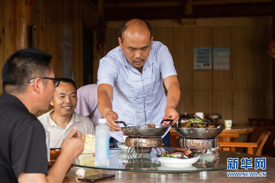 （新華全媒頭條&middot;走向我們的小康生活&middot;圖文互動(dòng)）（9）那山，那人，那苗寨&mdash;&mdash;十八洞村三代人的奮斗史