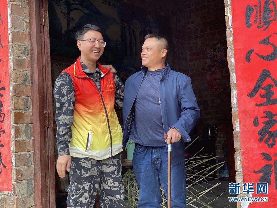 （在習(xí)近平新時(shí)代中國(guó)特色社會(huì)主義思想指引下&mdash;&mdash;新時(shí)代新作為新篇章&middot;習(xí)近平總書(shū)記關(guān)切事&middot;圖文互動(dòng)）（4）青春做伴，西部放歌&mdash;&mdash;走近扎根西部建設(shè)邊疆的大學(xué)生們