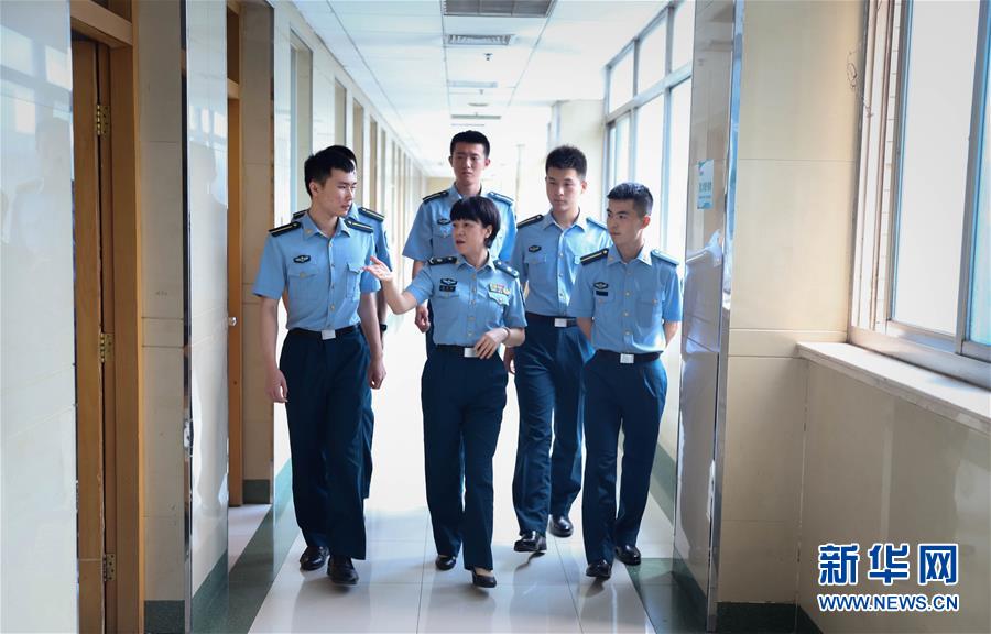 （圖文互動）（3）&ldquo;白衣戰(zhàn)士&rdquo;在沖鋒&mdash;&mdash;記&ldquo;最美新時(shí)代革命軍人&rdquo;仲月霞