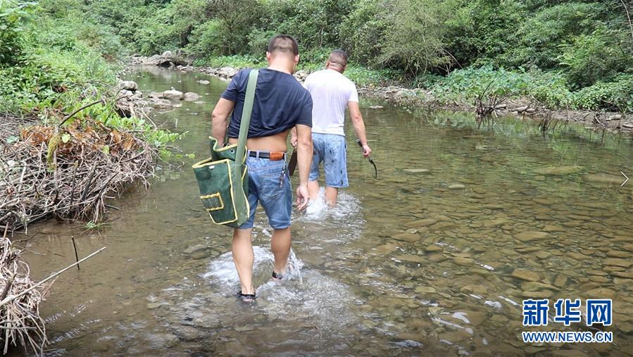 （高溫下的勞動者&middot;圖文互動）（1）高溫襲來，他們用雙手守護貧困大山