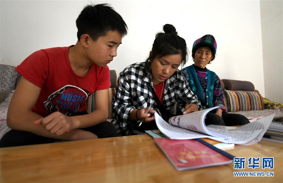 （熱點(diǎn)鮮報(bào)&middot;圖文互動(dòng)）（6）為了大涼山的下一代，她奔赴在助學(xué)路上