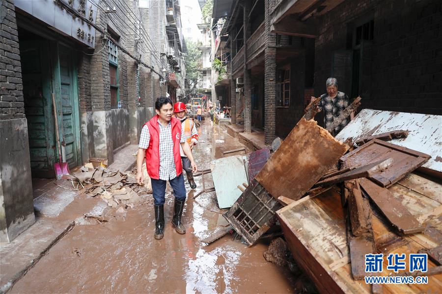 （在習(xí)近平新時(shí)代中國(guó)特色社會(huì)主義思想指引下&mdash;&mdash;新時(shí)代新作為新篇章&middot;習(xí)近平總書(shū)記關(guān)切事&middot;圖文互動(dòng)）（4）洪峰浪尖，鮮紅的黨旗高高飄揚(yáng)&mdash;&mdash;記防汛抗洪一線的共產(chǎn)黨員