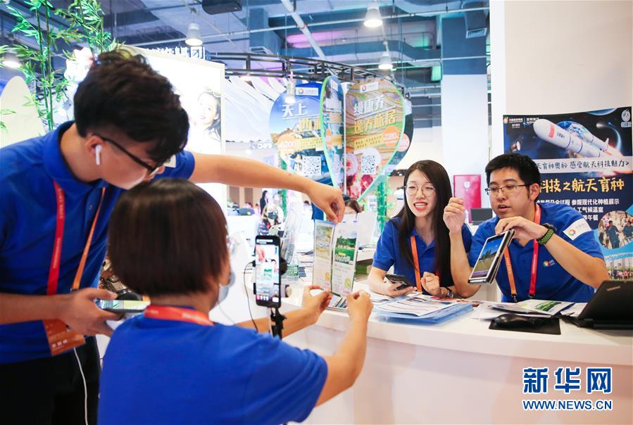 （新華全媒頭條&middot;圖文互動(dòng)）（12）奮斗結(jié)碩果，再寫新篇章&mdash;&mdash;寫在共和國(guó)71周年華誕之際