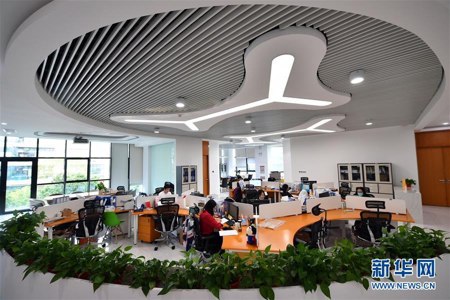 （在習近平新時代中國特色社會主義思想指引下&mdash;&mdash;新時代新作為新篇章&middot;習近平總書記關切事&middot;圖文互動）（4）我家大門常打開&mdash;&mdash;經(jīng)濟特區(qū)全方位對外開放故事