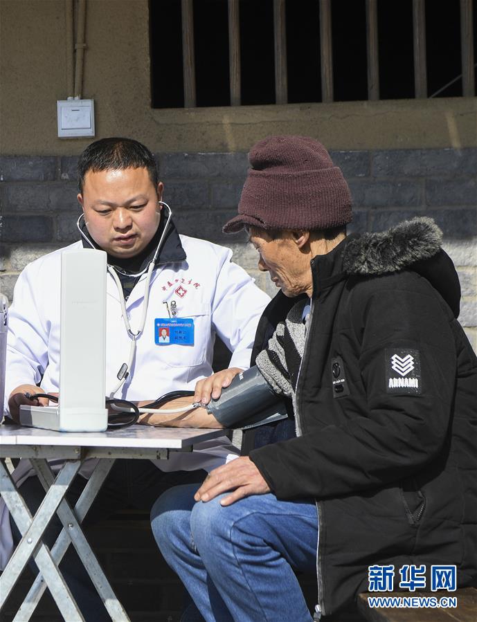 （習(xí)近平的小康故事&middot;新華網(wǎng)&middot;圖文互動(dòng)）（5）&ldquo;真正解決好基層群眾看病難、看病貴問題&rdquo;&mdash;&mdash;習(xí)近平和群眾健康的故事