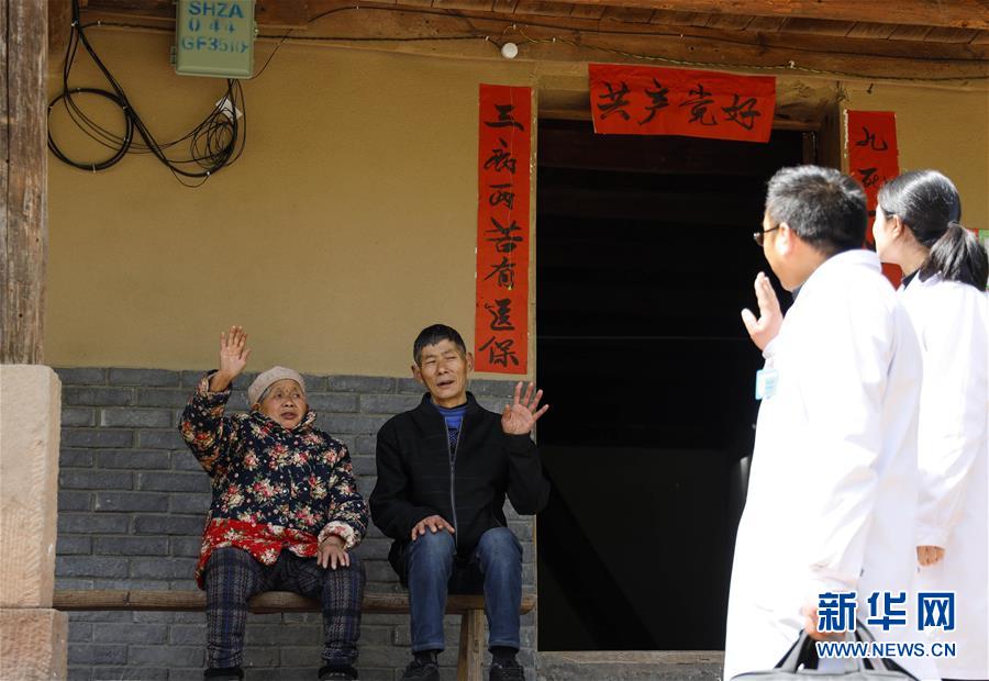 （習(xí)近平的小康故事&middot;新華網(wǎng)&middot;圖文互動(dòng)）（6）&ldquo;真正解決好基層群眾看病難、看病貴問題&rdquo;&mdash;&mdash;習(xí)近平和群眾健康的故事