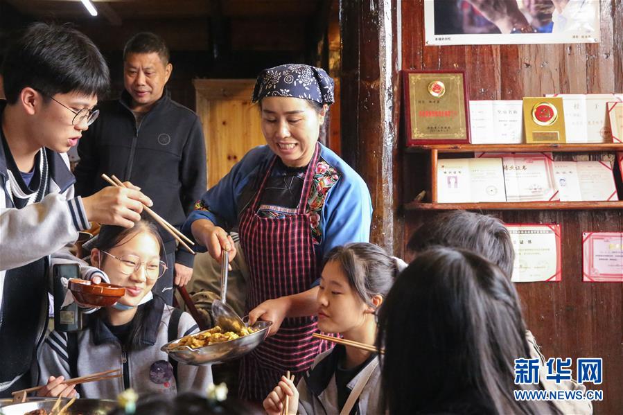 （在習(xí)近平新時(shí)代中國(guó)特色社會(huì)主義思想指引下&mdash;&mdash;新時(shí)代新作為新篇章&middot;習(xí)近平總書(shū)記關(guān)切事&middot;圖文互動(dòng)）（4）精準(zhǔn)扶貧7年，十八洞村&ldquo;長(zhǎng)&rdquo;出10余種新職業(yè)