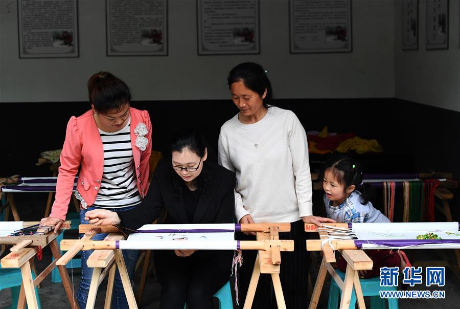 （兩會人物&middot;圖文互動）（1）帶娃、賺錢兩不誤&mdash;&mdash;一位農(nóng)民工代表眼中的脫貧新工作